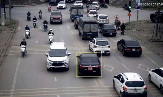 Xe ô tô lấn làn, đè vạch kẻ đường tại đường Minh Khai, thành phố Bắc Giang. Ảnh: Công an Bắc Giang