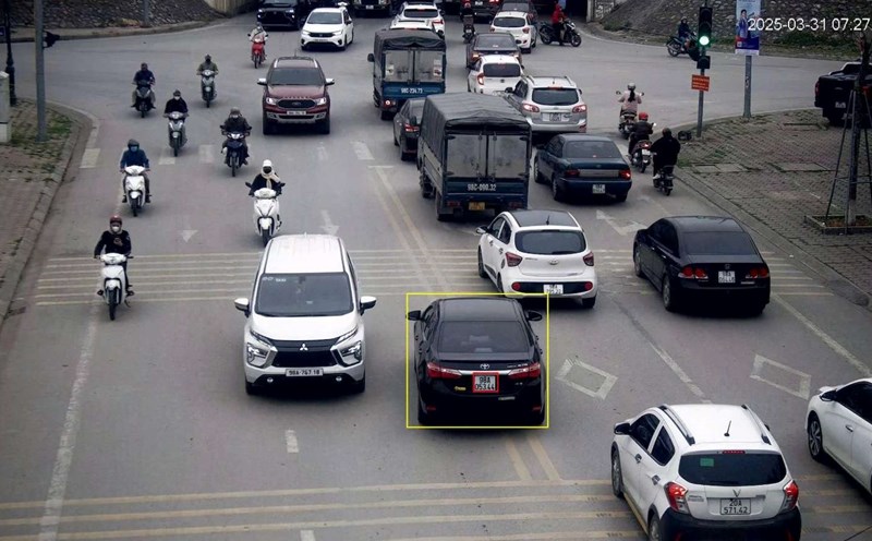 Cars encroach on lanes and cross road markings on Minh Khai Street, Bac Giang City. Photo: Bac Giang Police