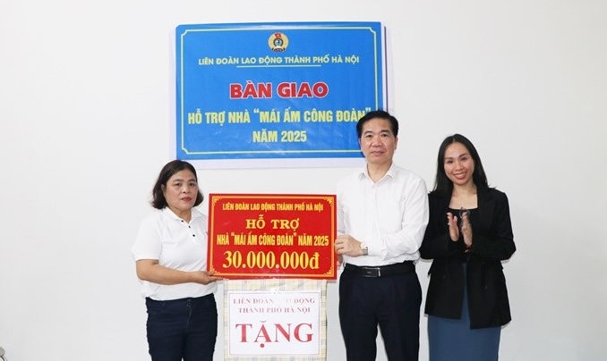 Mr. Nguyen Huy Khanh - Vice Chairman of the Hanoi City Labor Federation - presented gifts and support funds to repair the Trade Union Shelter to Ms. Nguyen Thi Nam - teacher at Hoang Dieu Kindergarten. Photo: Trade Union