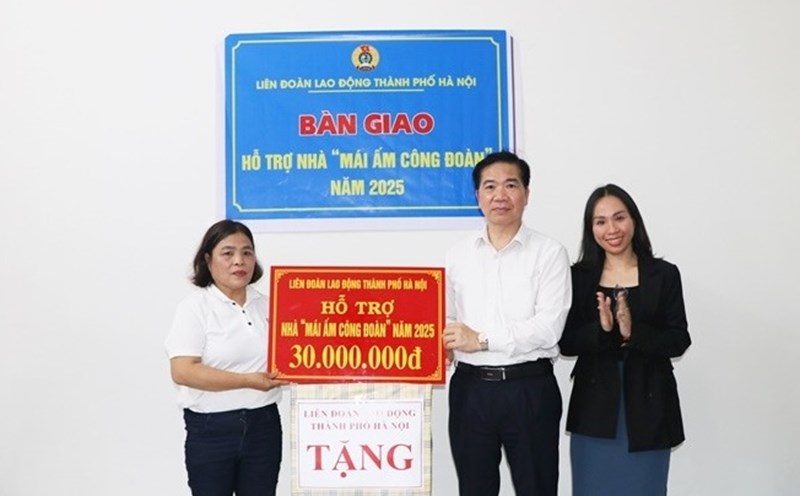 Mr. Nguyen Huy Khanh - Vice Chairman of the Hanoi City Labor Federation - presented gifts and support funds to repair the Trade Union Shelter to Ms. Nguyen Thi Nam - teacher at Hoang Dieu Kindergarten. Photo: Trade Union