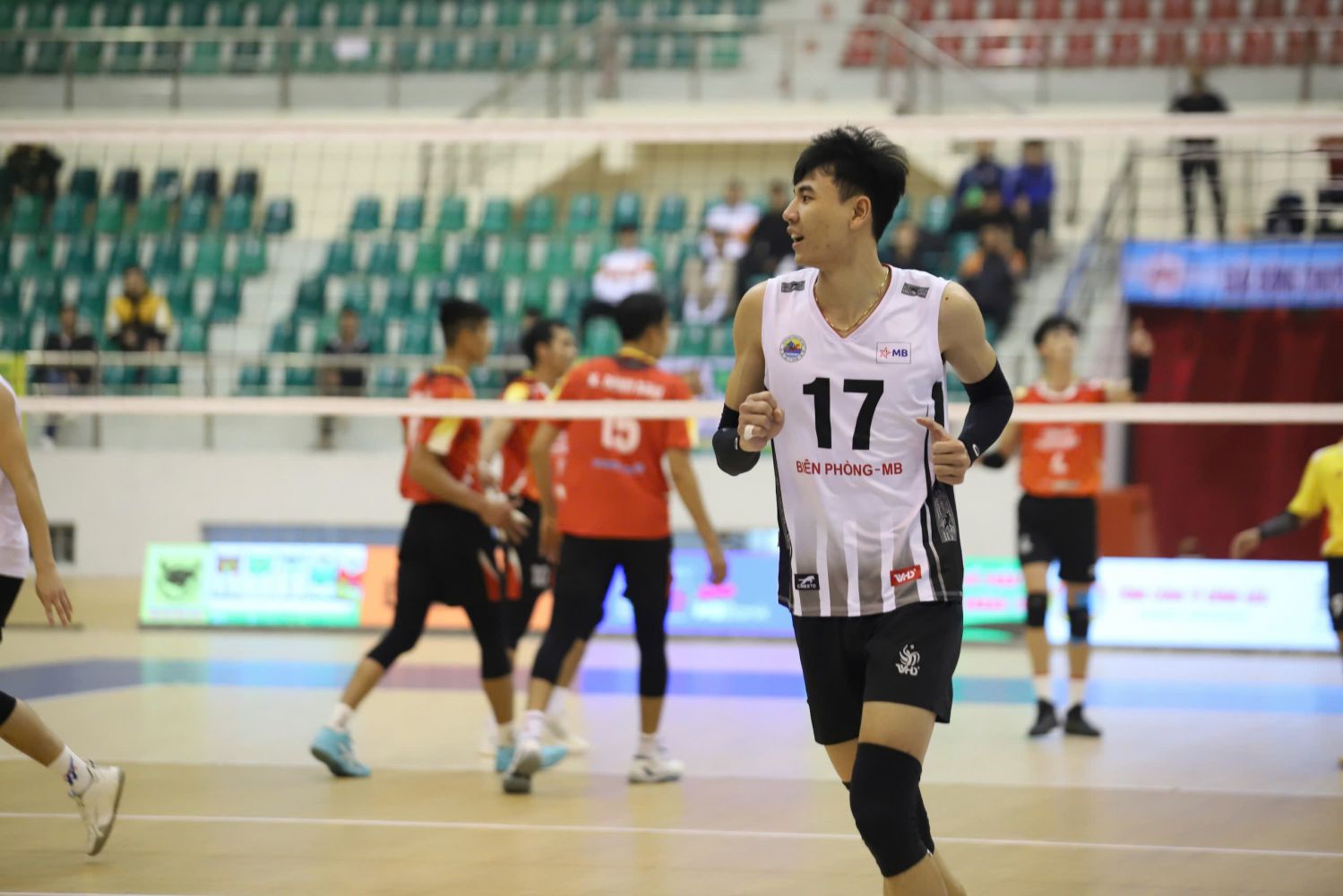 Nguyen Ngoc Thuan in the men's border volleyball team shirt. Photo: Hoang Hue