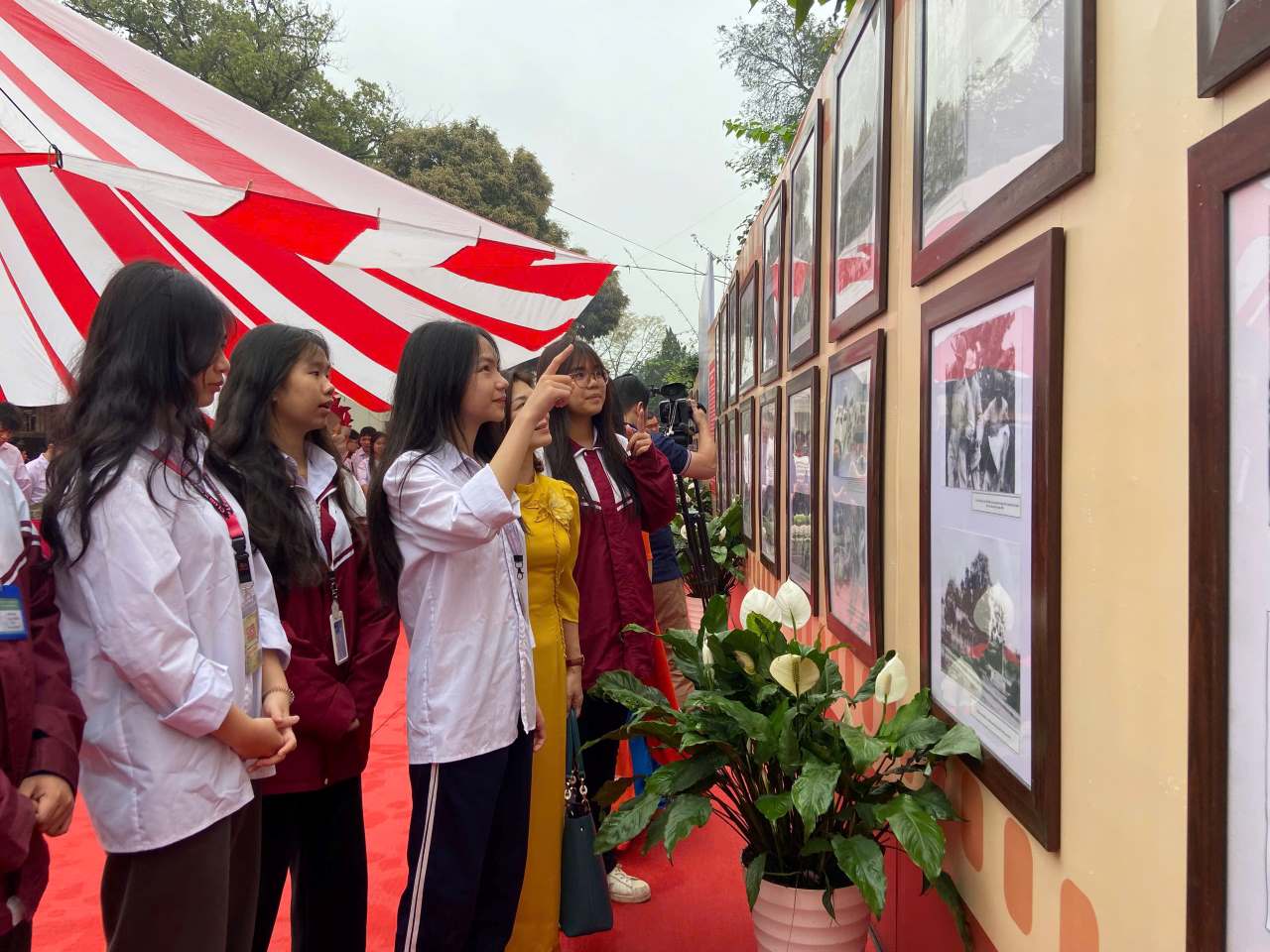 Trien lam thu hut dong dao hoc sinh, du khach den tham quan. Anh: Van Duc.