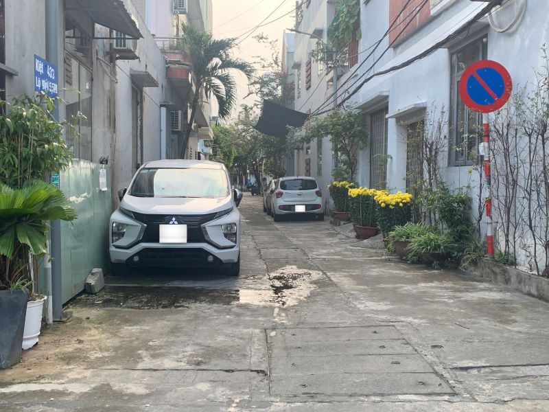 Cars ignore prohibition signs, park on sidewalks and alleys in Da Nang. Photo: Kim Khanh