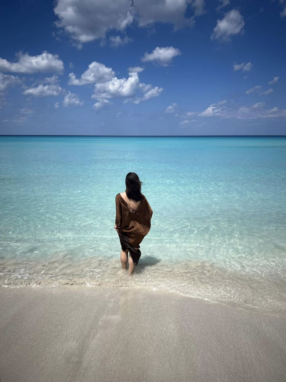 Bai bien Varadero voi lan nuoc trong vat hon ngoc, nang khong qua gat va cach Havana chi 2 tieng lai xe. Anh: Nhan vat cung cap
