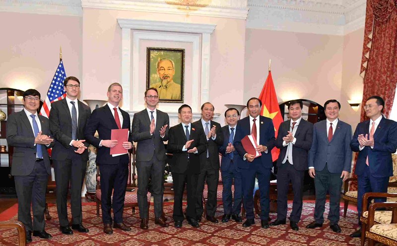 The signing ceremony was witnessed by Deputy Prime Minister Ho Duc Phoc (middle) and senior leaders of Vietnam, within the framework of the working trip to promote bilateral economic - trade relations between Vietnam and the US. Photo: Vietjet