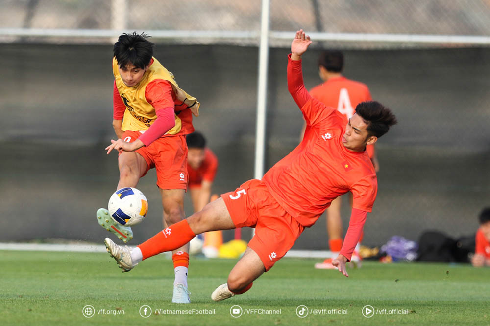 Striker Tran Gia Bao (left) of U17 Vietnam will start the match against U17 UAE. Photo: VFF