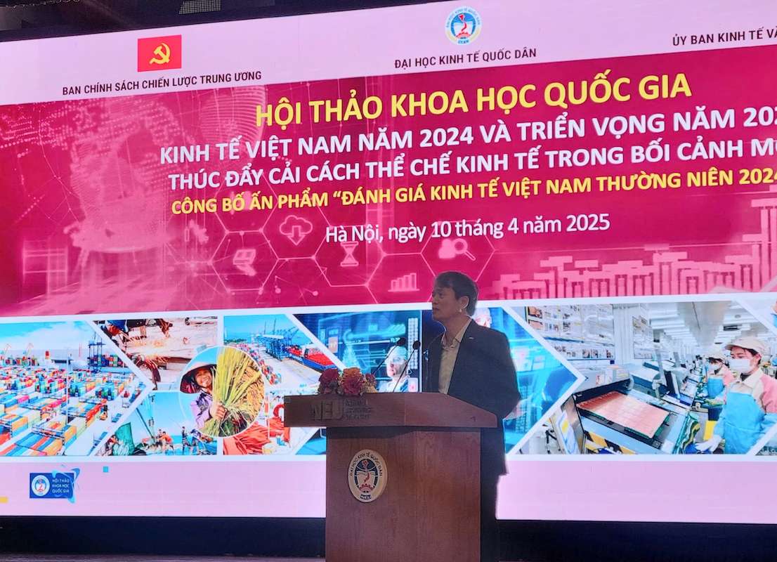 Es el Dr. T.S. Pham Hong Chuong - Director de la Universidad de Economia Nacional, hablo en el seminario. Imagen de la ciudad de Nueva York