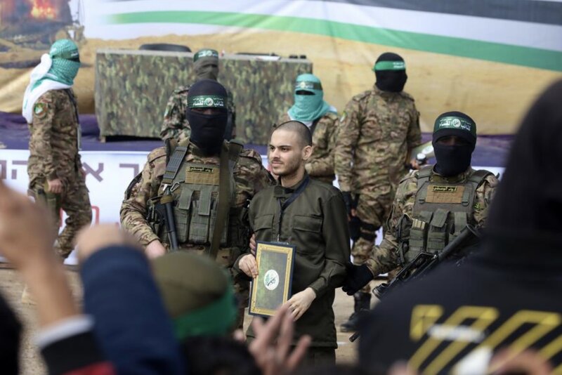 Hamas entrego a los rehenes israelies al Comite Internacional de la Cruz Roja el 22 de febrero de 2025. Imagen de la agencia Xinhua