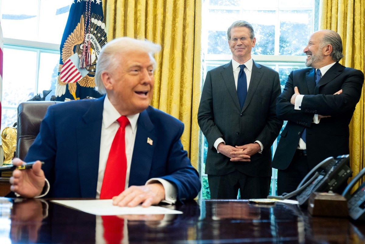 President Donald Trump postponed the tax on April 9, behind which were Secretary of the Treasury Scott Bessent (right) and Secretary of Commerce Howard Lutnick. Photo: AFP