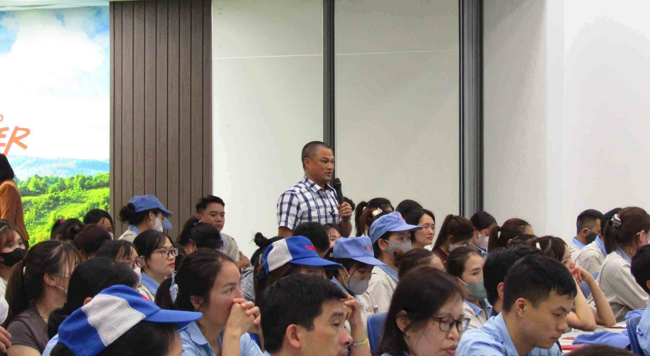 Workers asked questions at the propaganda session to disseminate the law to workers in Noi Bai Industrial Park on the afternoon of April 10. Photo: Minh Hoan