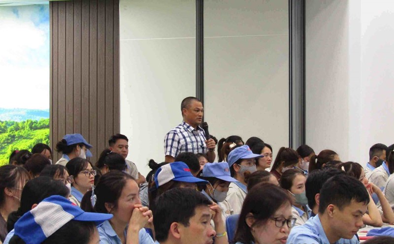 Workers asked questions at the propaganda session to disseminate the law to workers in Noi Bai Industrial Park on the afternoon of April 10. Photo: Minh Hoan