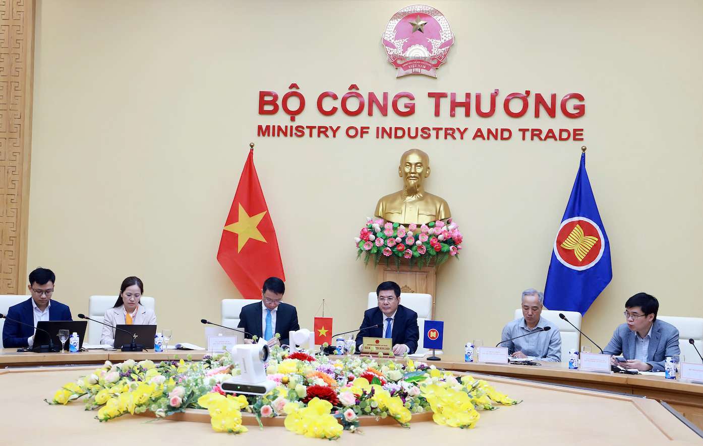 El ministro de Industria y Comercio, Nguyen Hong Dien, compartio la opinion de Vietnam sobre la politica de aranceles de retribucion de los Estados Unidos. Imagen: Ministerio de Comercio y Comercio
