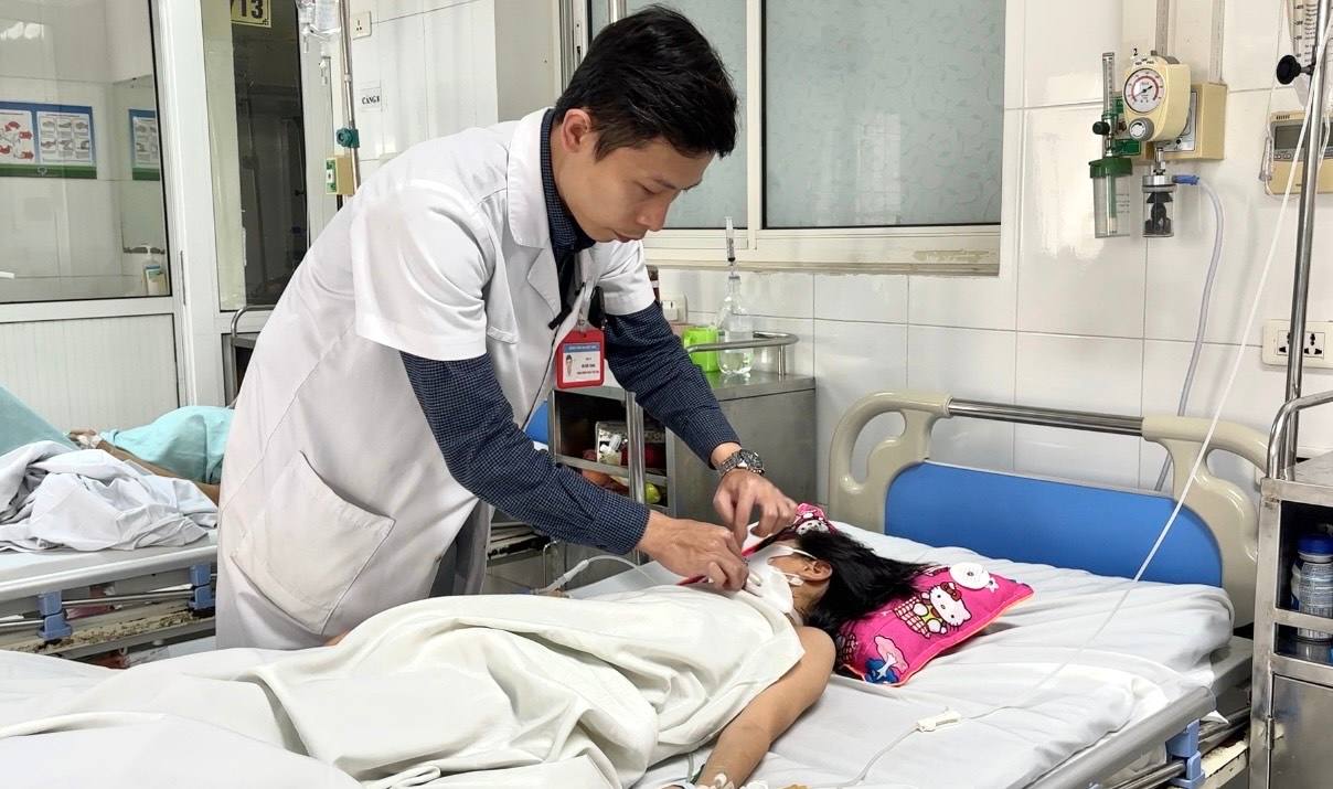 Doctor checks the health of a child bitten by a dog. Photo: BVCC
