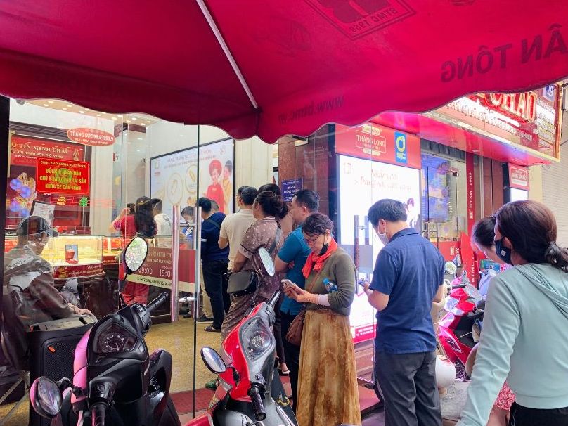 Ngay 10.4, nhieu nguoi cho doi truoc cua hang vang bac da quy tai Ha Noi de mua vang nhan. Anh: Phuong Anh