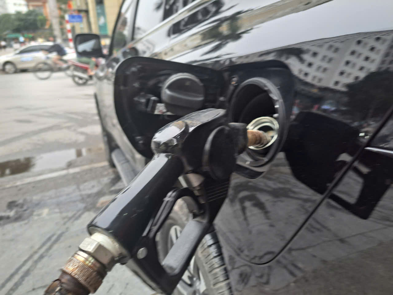 Today's gasoline prices all decreased. Photo: Ha Vy