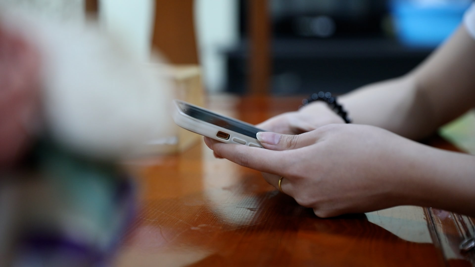 Many couples take advantage of booking tickets early to choose a suitable destination to warm up their affection during the holidays. Photo: Huyen Trang