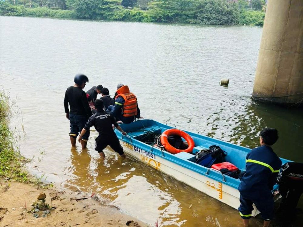 Rescue forces search for missing victims on the Hieu River. Photo: Quang Tri Police