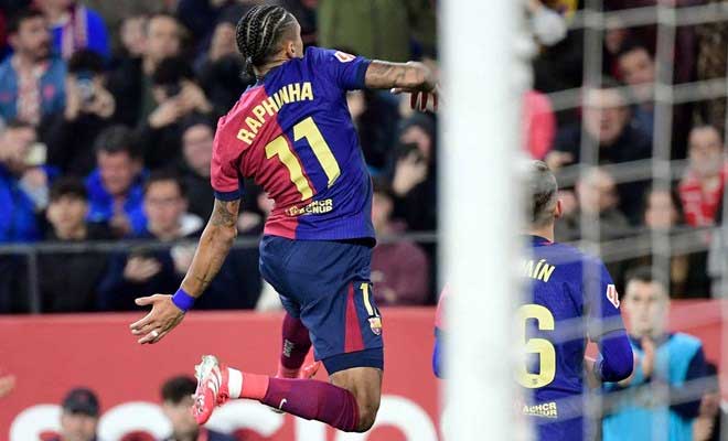 Raphinha almost cost Barcelona the opening goal. Photo: AFP