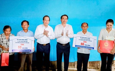 Minister of Ethnic Minorities and Religions Dao Ngoc Dung presented funding to support "eliminating temporary and dilapidated houses" to 2 households with meritorious services to the revolution in Tra Vinh. Photo: Ministry of Ethnic Minorities and Religions