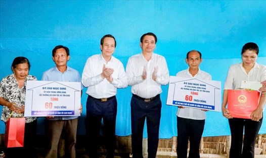 Bộ trưởng Bộ Dân tộc và Tôn giáo Đào Ngọc Dung trao kinh phí hỗ trợ "xóa nhà tạm, nhà dột nát" cho 2 hộ gia đình có công với cách mạng ở Trà Vinh. Ảnh: Bộ Dân tộc và Tôn giáo
