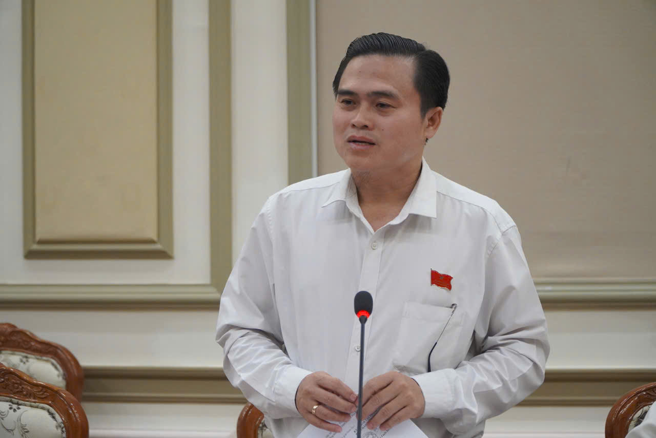 Cao Thanh Binh dijo que muchos proyectos en el proyecto de construccion de 4.500 aulas estan retrasados. Foto: Pies de la bendicion