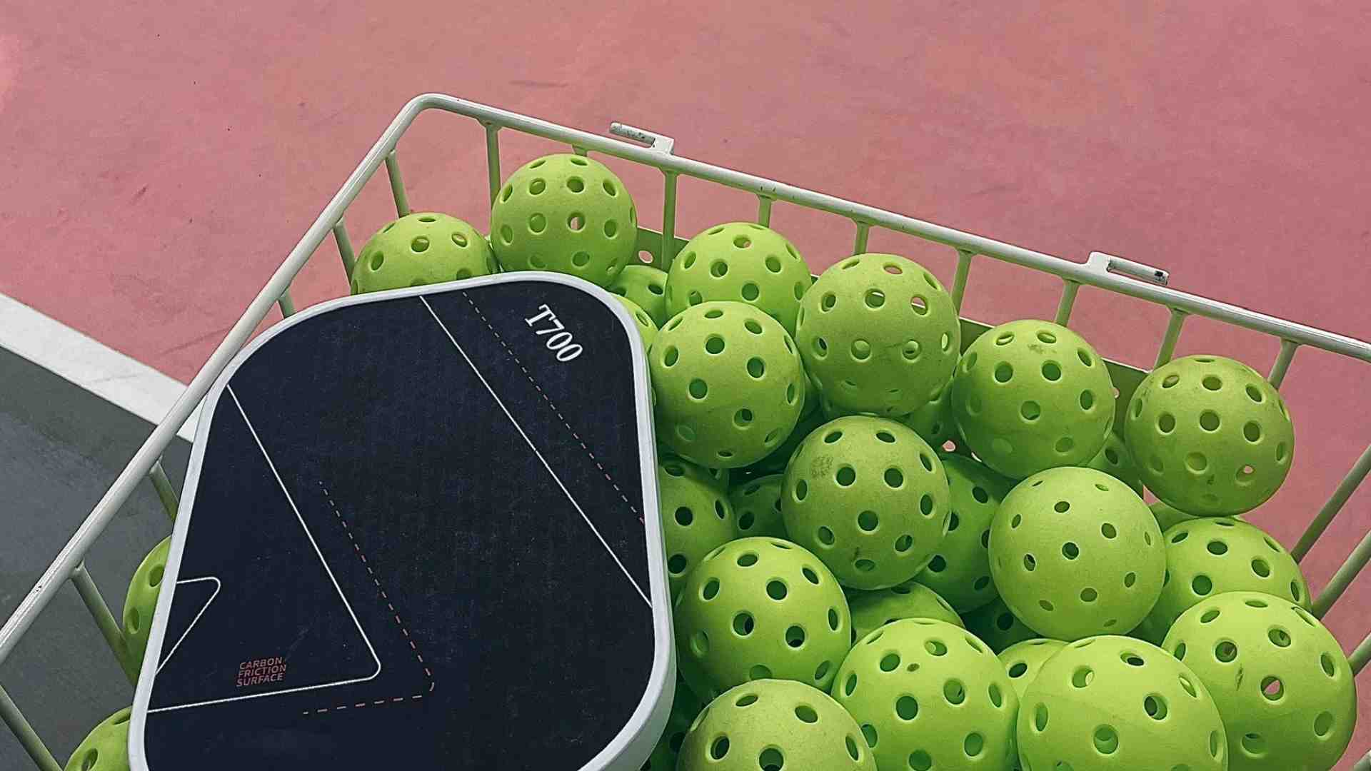 Este articulo te ayudara a identificar los errores mas comunes que se cometen cuando se inicia en el pickleball, para que puedas dominar el campo con confianza desde los primeros pasos. Imagen de la pagina