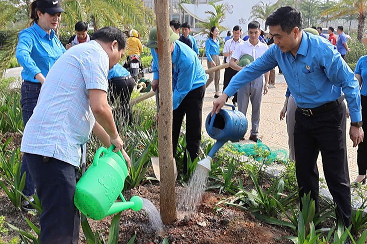 El Sr. Chun Minh Long - Presidente de la Junta de la provincia de Dien Bien (a la derecha) y lider de la ciudad de plantacion de arboles de bananas en el Parque Vo Thi Sau, en Dien Bien Phu. Imagen: Enseñanza