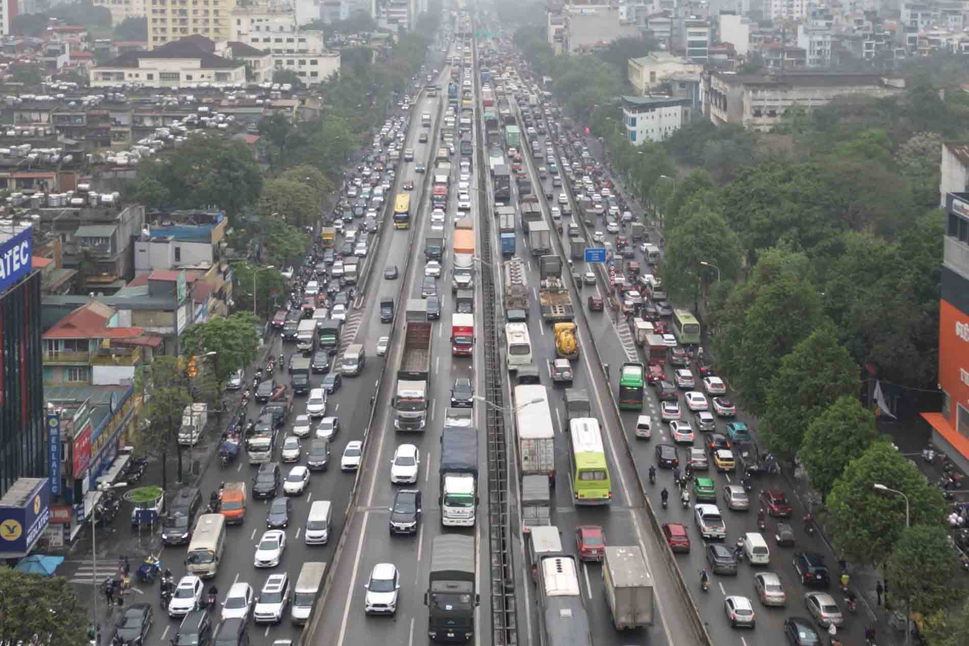Un tac tren duong Vanh dai 3 tren cao va duoi thap. Anh: Huu Chanh