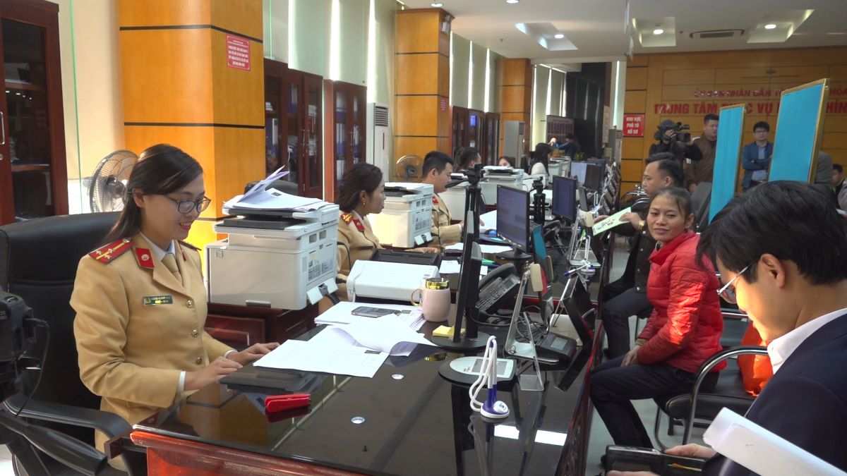 La Policia Nacional de Sanidad esta trabajando en la concesion de la GPLX a la gente. Imagen de la ciudad de Quach Du