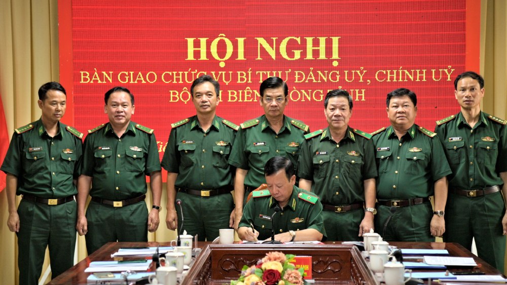 Major General Nguyen Duc Manh - Deputy Commander of the Border Guard - signed to confirm the handover minutes. Photo: Tien Vinh