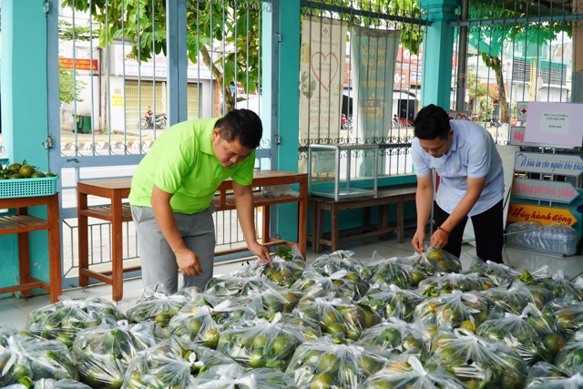 Oranges are grown and sold by farmers thanks to the support of the "Cam Xanh" project. Photo: FOOD provided by BANK Vietnam