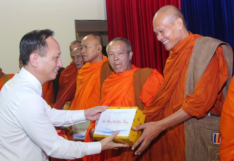 El presidente de la Junta de la Provincia de Baotou, Pham Van Thieu, entrego regalos a los monjes que se encuentran en el templo budista Nam Tong. Imagen de un lago en Japon