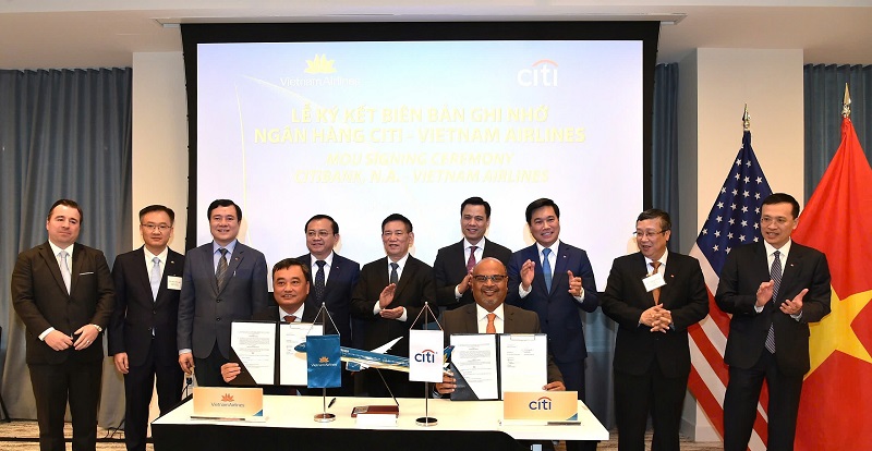Delegados en la firma de un Memorando de Entendimiento (MOU) entre Vietnam Airlines (Vietnam) y Citi Bank (Estados Unidos). Imagen de Vietnam Airlines desde el aeropuerto de la ciudad de Hanoi