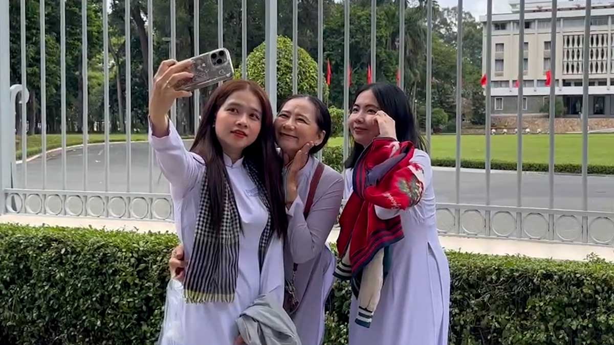 People check-in at Dinh Doc Lap, excited before the April 30 grand festival. Photo: Ngoc Anh