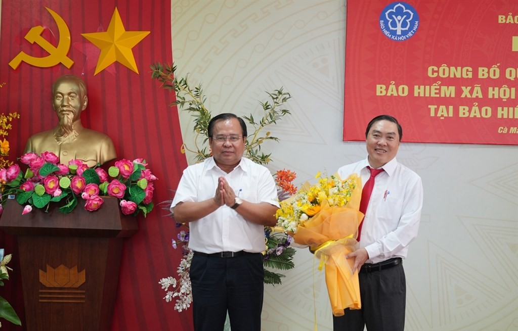 Vice Chairman of Ca Mau Provincial People's Committee Nguyen Minh Luan (left) presented flowers to congratulate Director of the Social Insurance of the XXXII region Trieu Trung Hieu. Photo: Ca Mau Portal