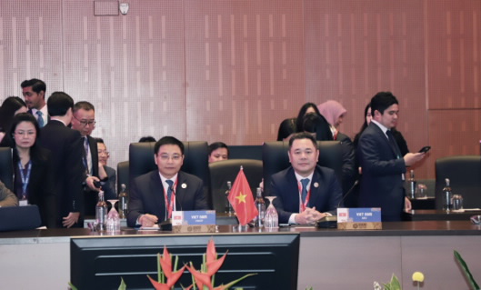 Minister of Finance Nguyen Van Thang (left) at the Conference. Photo: Ministry of Finance
