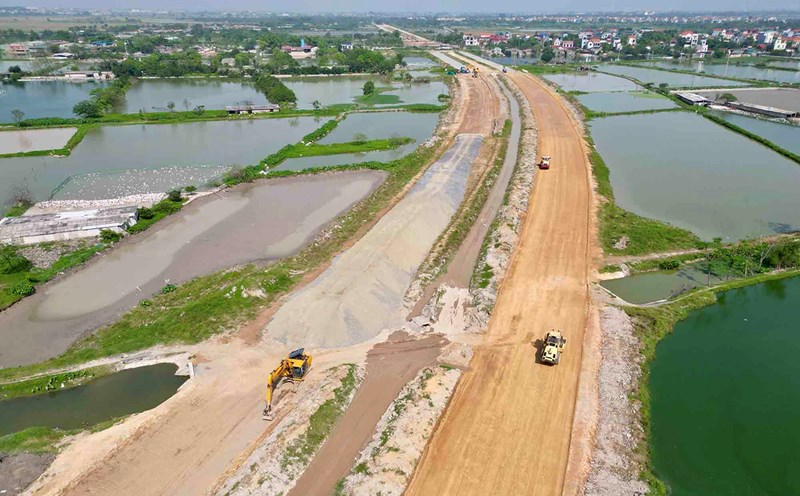 The section passing through Phu Xuyen and Ung Hoa districts is under construction. Photo: Huu Chanh