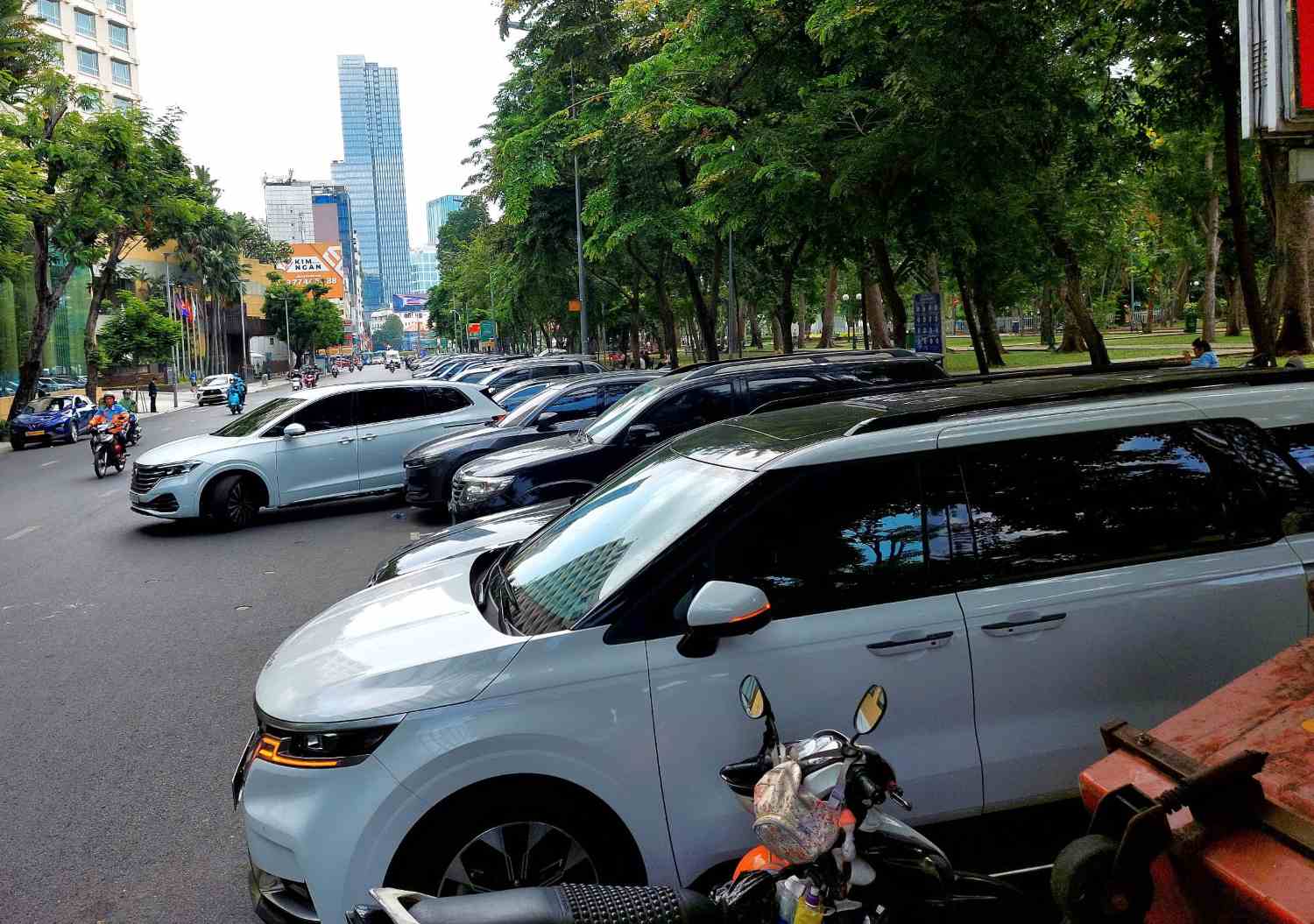 HCMC proposes limiting vehicle inspection of cars that do not pay parking fees on the road