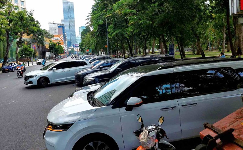 HCMC proposes limiting vehicle inspection of cars that do not pay parking fees on the road