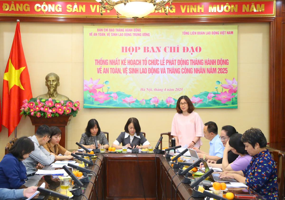 Deputy Director of the Department of Prevention and Control (Ministry of Health) Le Thai Ha informed the press about occupational safety and hygiene. Photo: Tong Giap