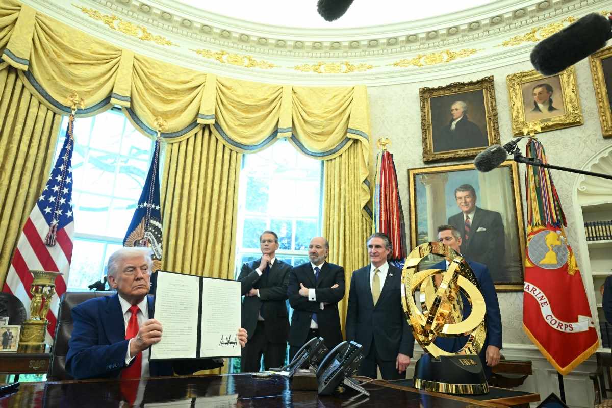 President Donald Trump announced the executive decree he signed at the Oval Office on April 9, 2025. Photo: AFP
