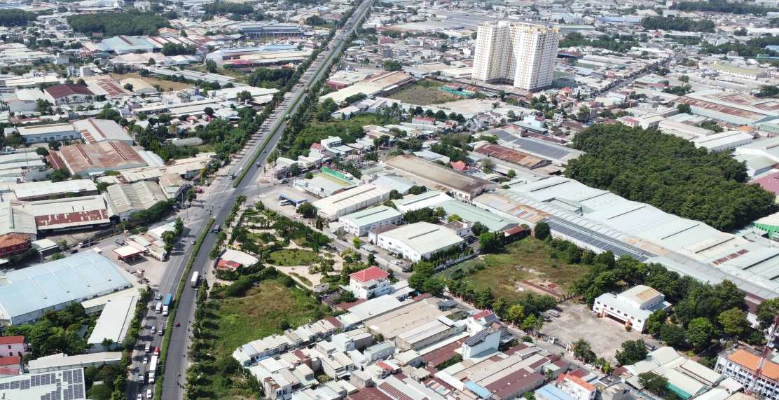 Binh Duong province approved land prices for a housing construction project in An Phu ward, Thuan An city. Photo: Dinh Trong