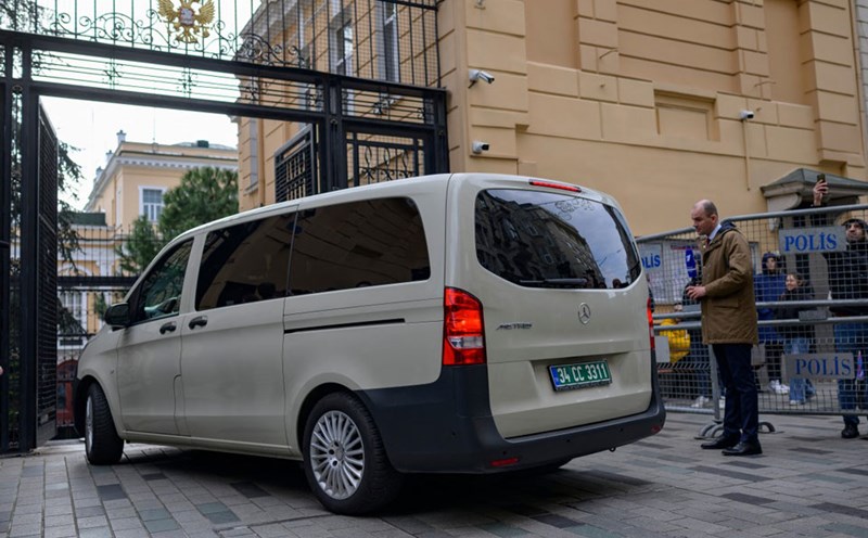 The car carrying the US delegation entered the Russian consulate in Istanbul on April 10. Photo: AFP