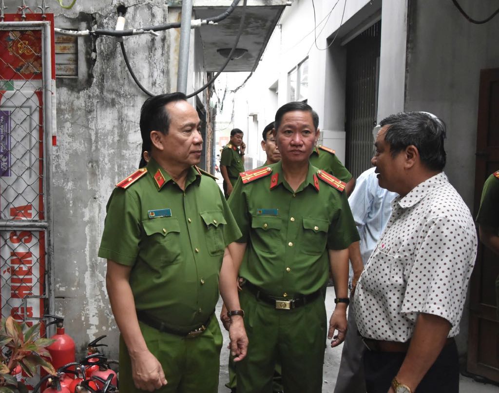 Thieu tuong Huynh Thoi An - Pho Cuc truong Cuc Canh sat phong chay, chua chay va cuu nan, cuu ho (Bo Cong an) trao doi voi lanh dao dia phuong ve vu chay khien 4 nguoi tu vong o Tien Giang. Anh: Thanh Nhan