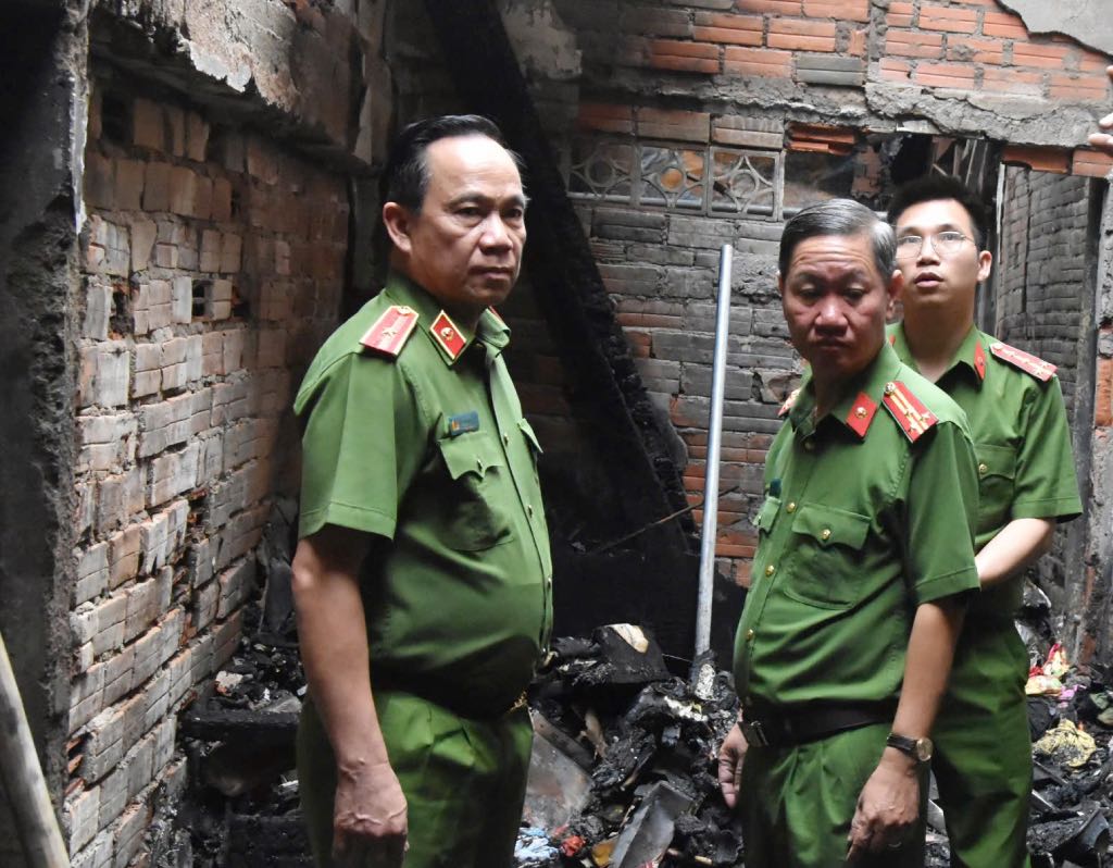 Thieu tuong Huynh Thoi An - Pho Cuc truong Cuc Canh sat phong chay, chua chay va cuu nan, cuu ho (Bo Cong an) - kiem tra hien truong vu chay khien 4 nguoi tu vong o Tien Giang. Anh: Thanh Nhan