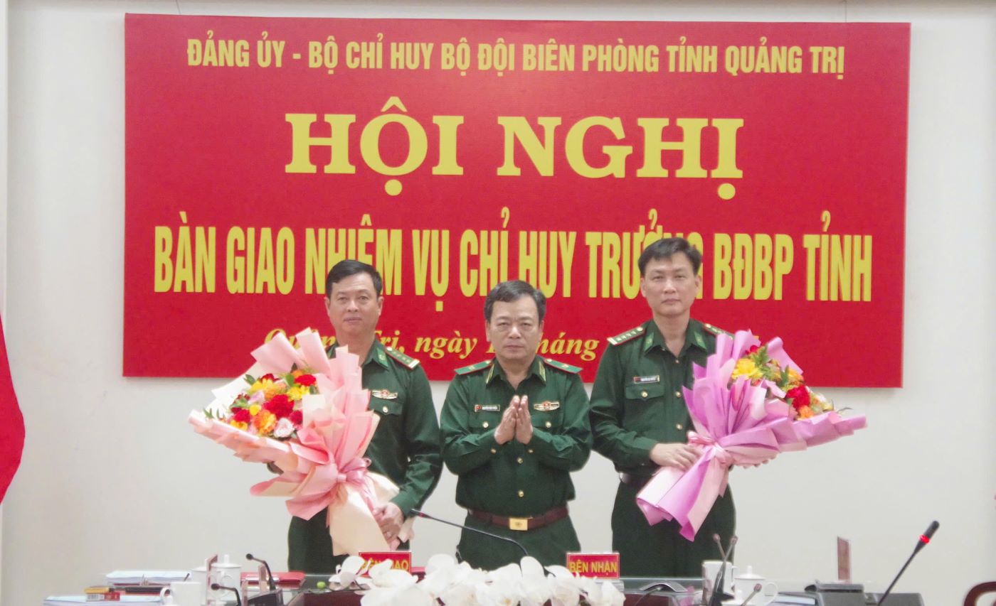 Major General Nguyen Van Thien - Deputy Commander of the Border Guard presented flowers to congratulate Colonel Nguyen Ba Duyet (right cover of the photo) and Colonel Le Van Phuong (left cover of the photo). Photo: Dinh Tien