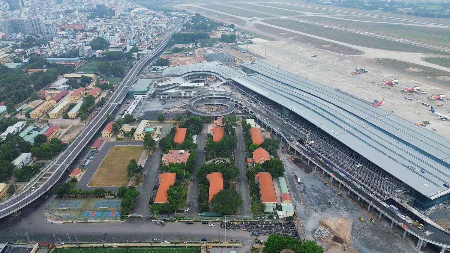 Tran Quoc Hoan - Cong Hoa connecting road connects Tan Son Nhat T3 station. Photo: Anh Tu