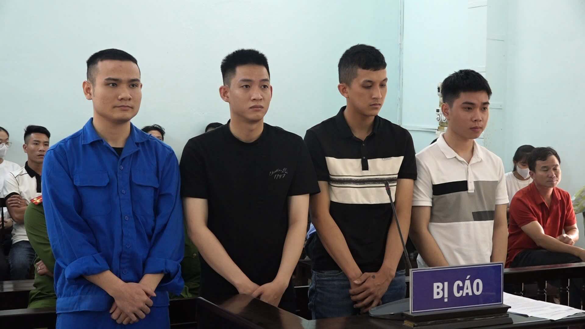 Các đối tượng liên quan đến ma túy tại phiên toà. Ảnh: N. Minh.