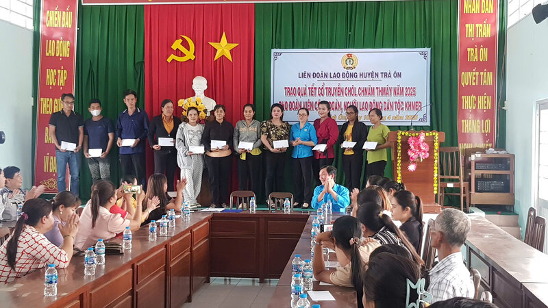 LĐLĐ huyện Trà Ôn trích nguồn kinh phí hoạt động trao 42 phần quà cho người lao động là người dân tộc Khmer có hoàn cảnh khó khăn. Ảnh: TTVV huyện Trà Ôn. 