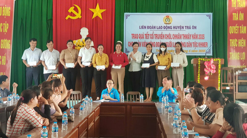 Tra On Labor Federation presents Tet gifts to Khmer workers. Photo: Tra On District Health Center